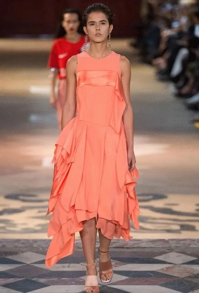 肤色穿什么颜色显黑,穿亮色显土是什么原因