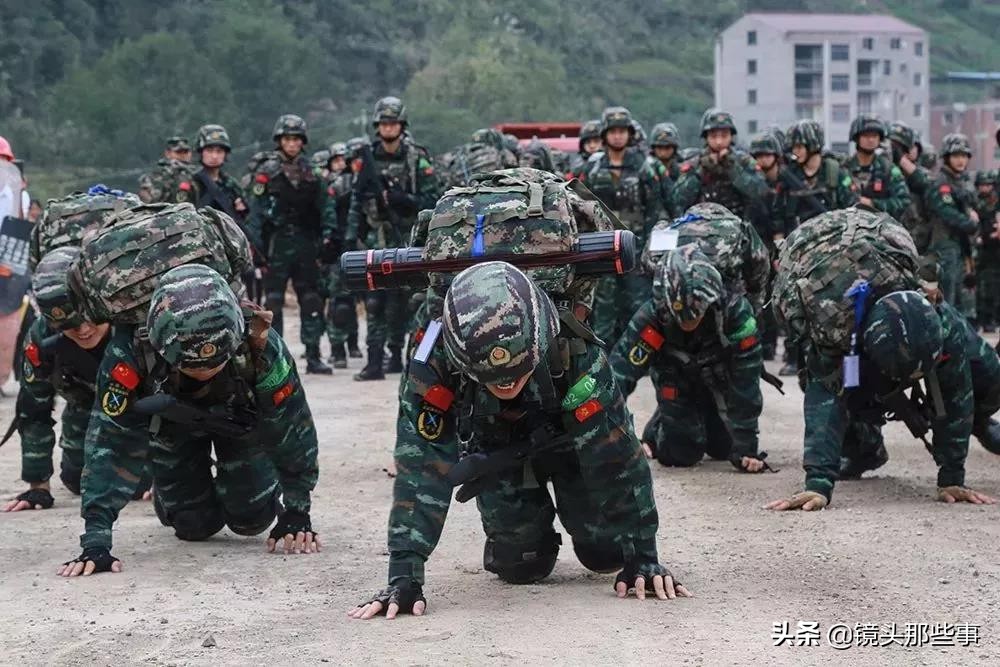 特种兵敬礼动态图,迷彩服军人背面敬礼照片