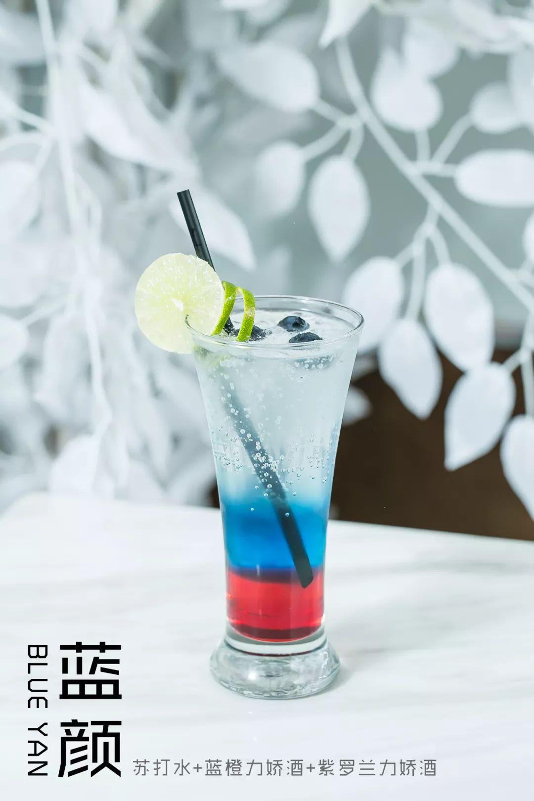 双色的双层小店，晚上有满天星星，呆足一天也不够