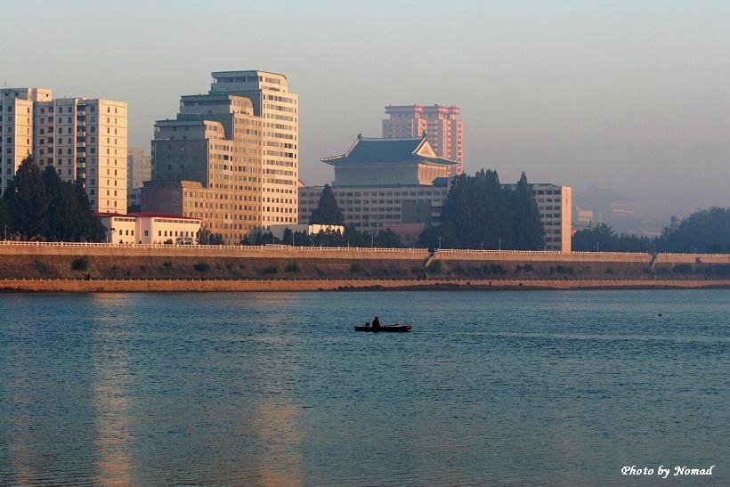 朝鲜导游对中国游客说，中国有几个方面不如朝鲜，他们说的对吗？