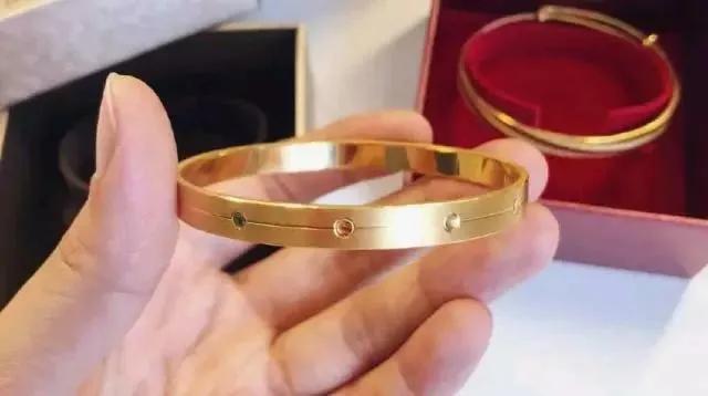 古法黄金手镯和手链哪个好 (四叶草手链和黄金手镯一起戴)