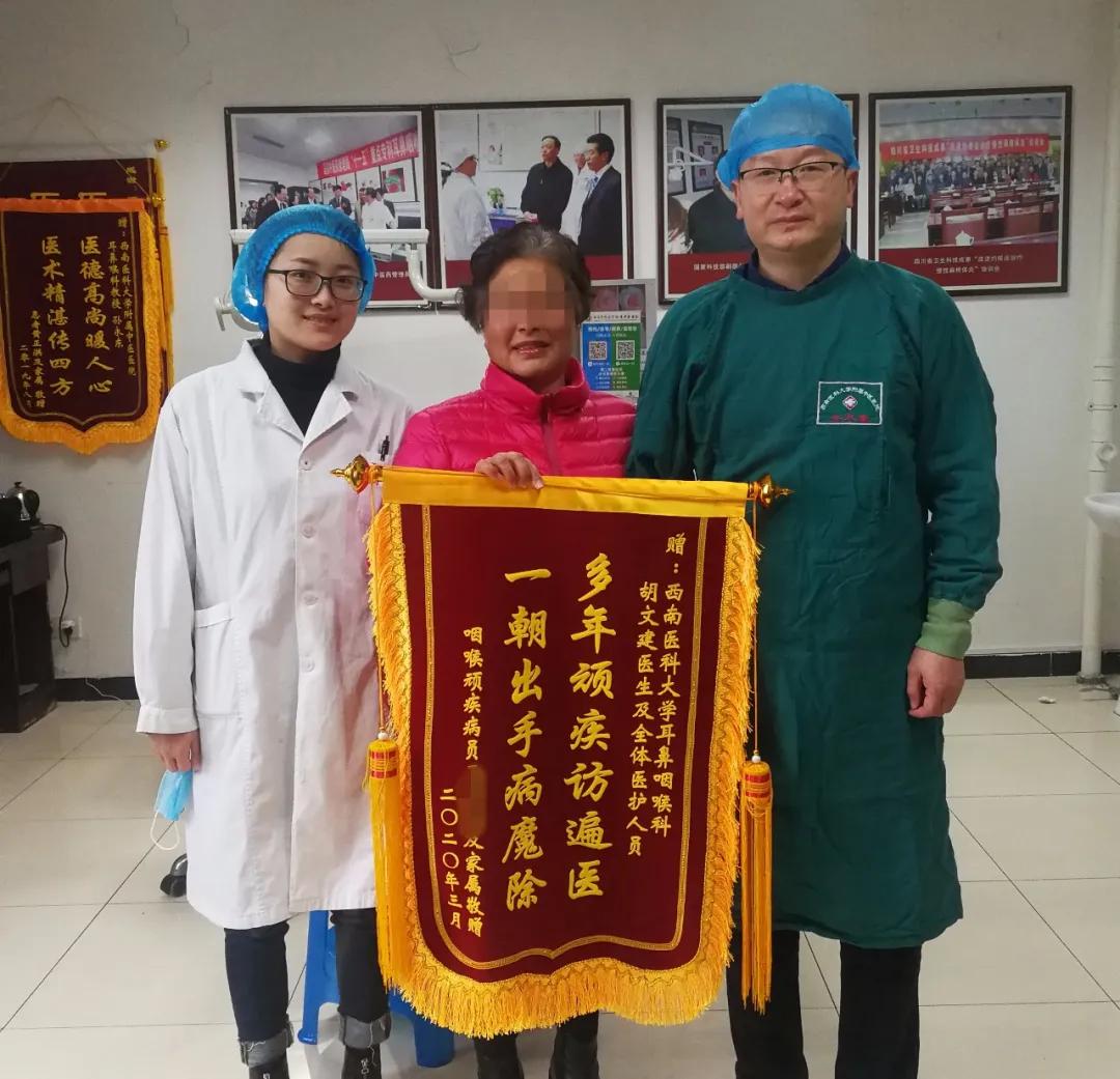 嘴里起小水泡说是囊肿,右嘴角上部起泡状肉瘤