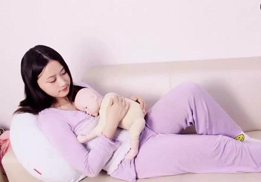 新手妈妈看过来母婴知识,外国新手妈妈哺乳