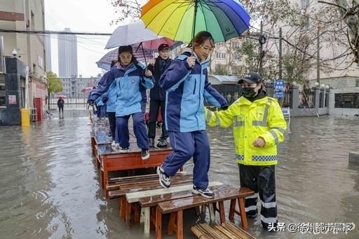 课桌搭桥！十三中门口积水，近2000名学生这样入校......