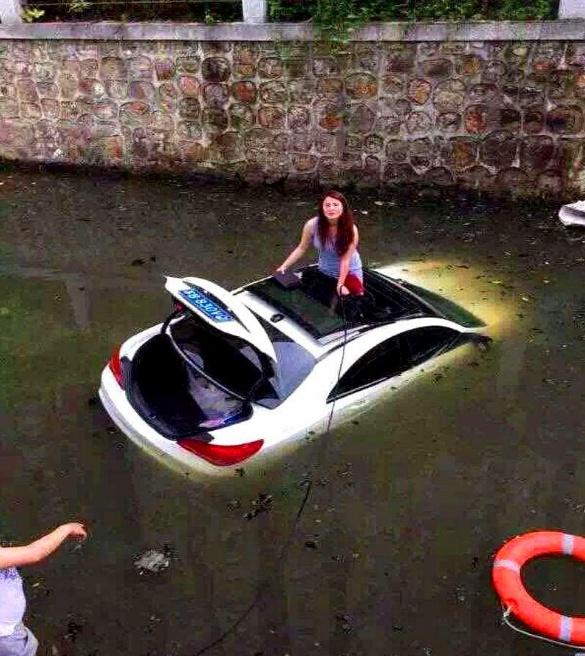 驾车不慎落水的自救方法是什么,汽车坠河逃生技巧