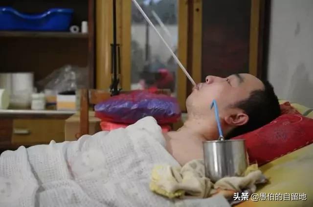 网友：你用嘴巴叼着触控笔打字那么累，为何不使用语音功能？