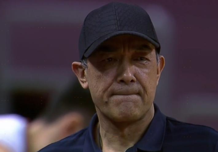 *疆新**遭重创：天才前锋重摔，被担架抬出阿的江黑脸可兰仰天长啸