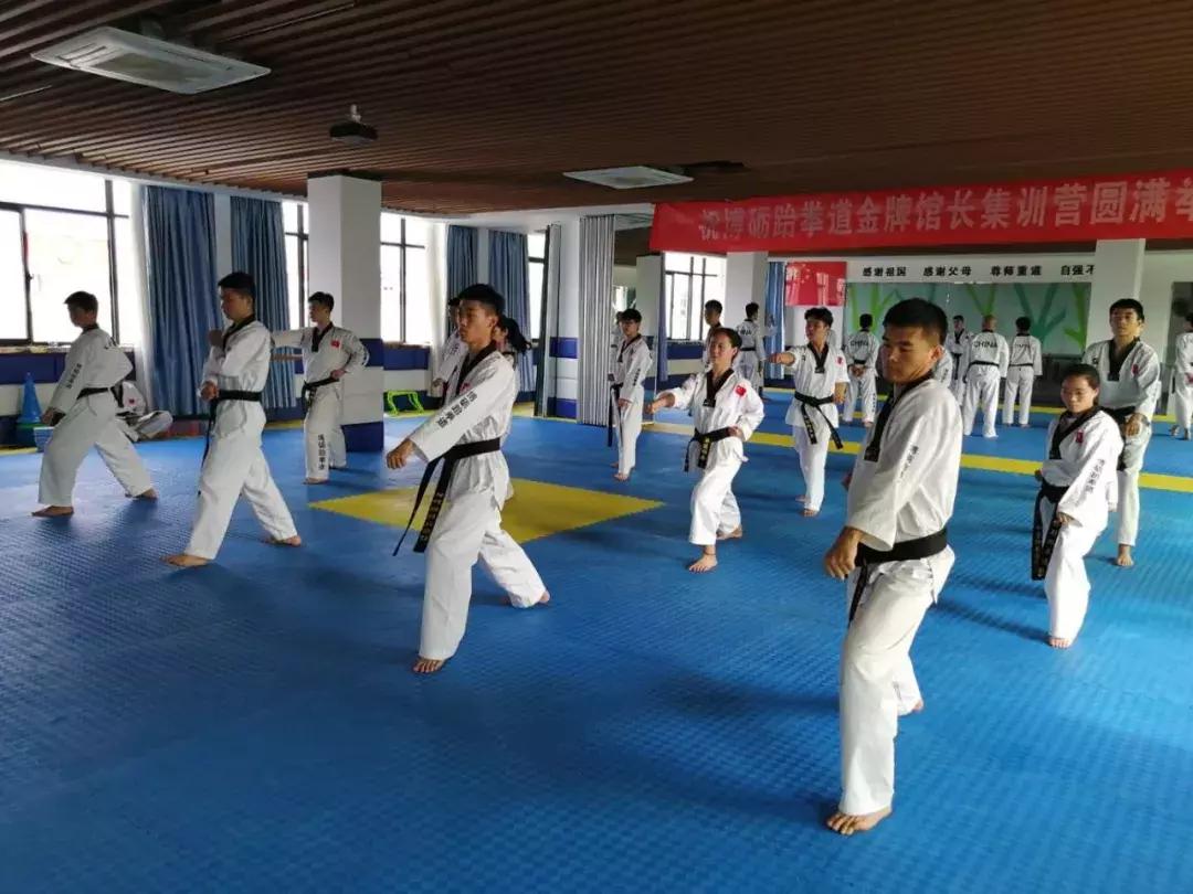 花式压腿训练,老师压腿训练