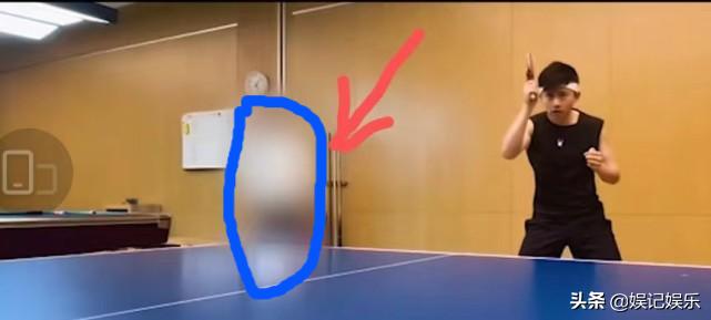 张杰谢娜分别带娃逛商场,张杰谢娜现身被跟拍