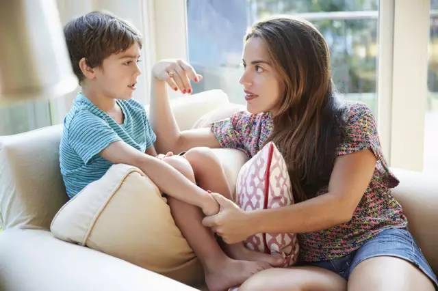 孩子偷家里的钱怎么办？不打、不骂这样做可以让孩子主动承认错误