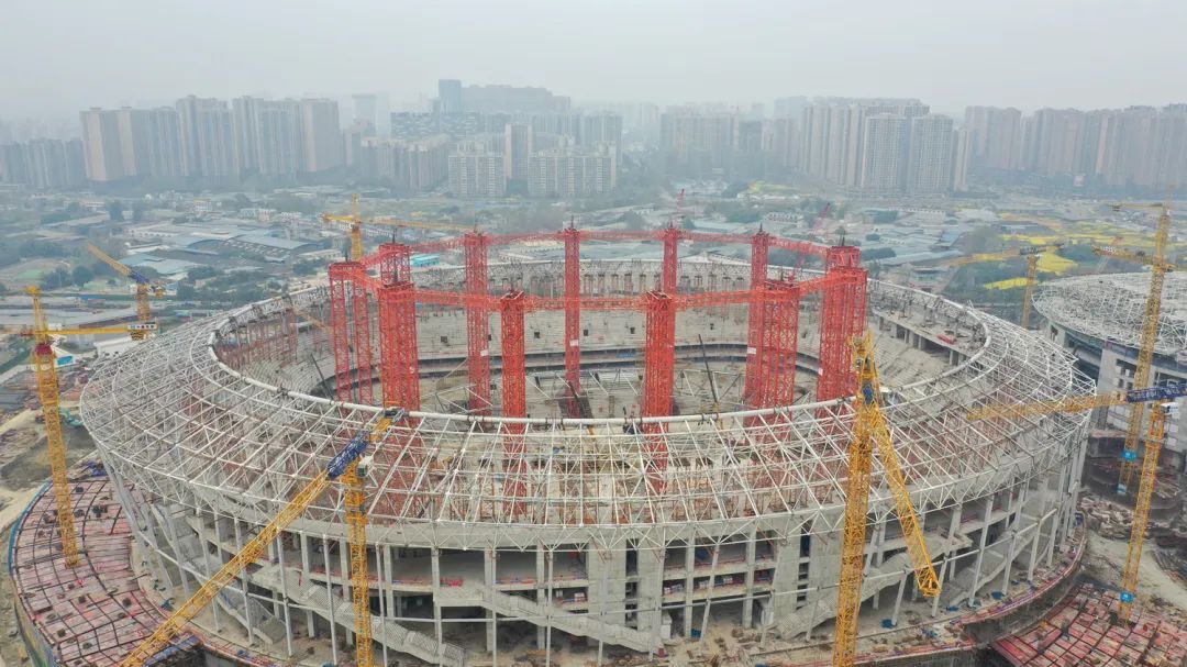 成都这个大型足球场封顶!创国内同等规模体育场工期最短纪录