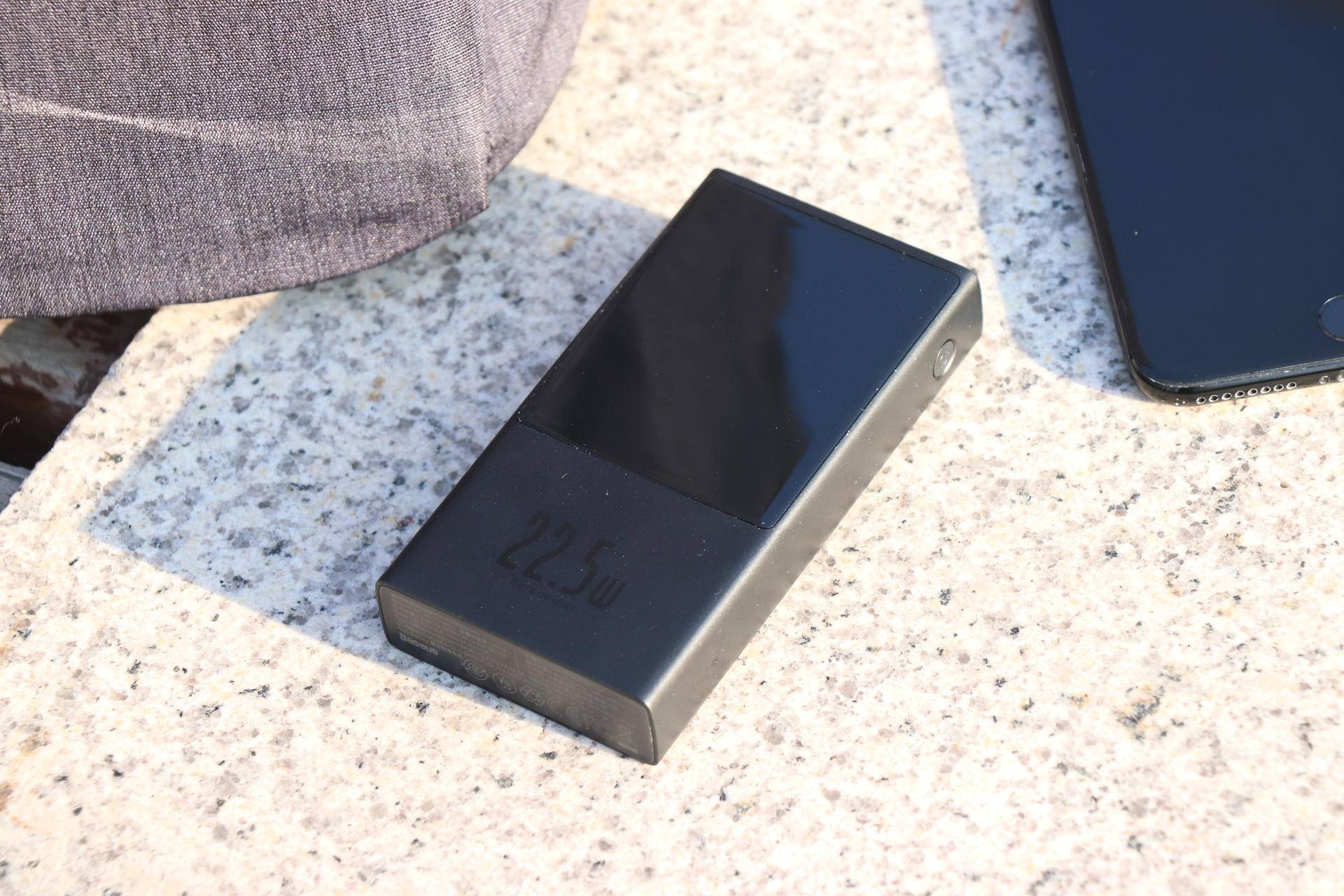 倍思66w快充充电宝实测,倍思65w双向快充自带线数显充电宝