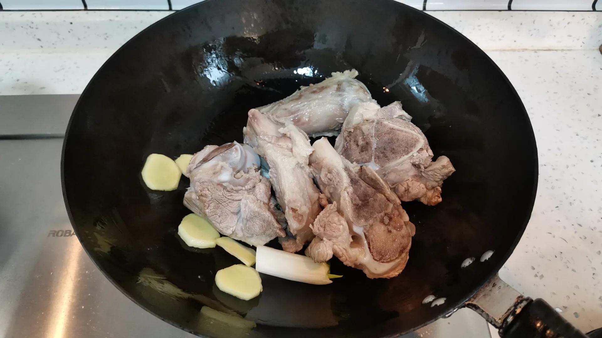 骨头汤怎么炖出奶白,骨头汤怎么熬成奶白色的