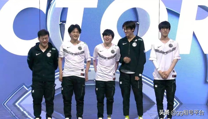 IG发“压岁钱”了？Rookie过年坚持直播，王校长直接打赏22W