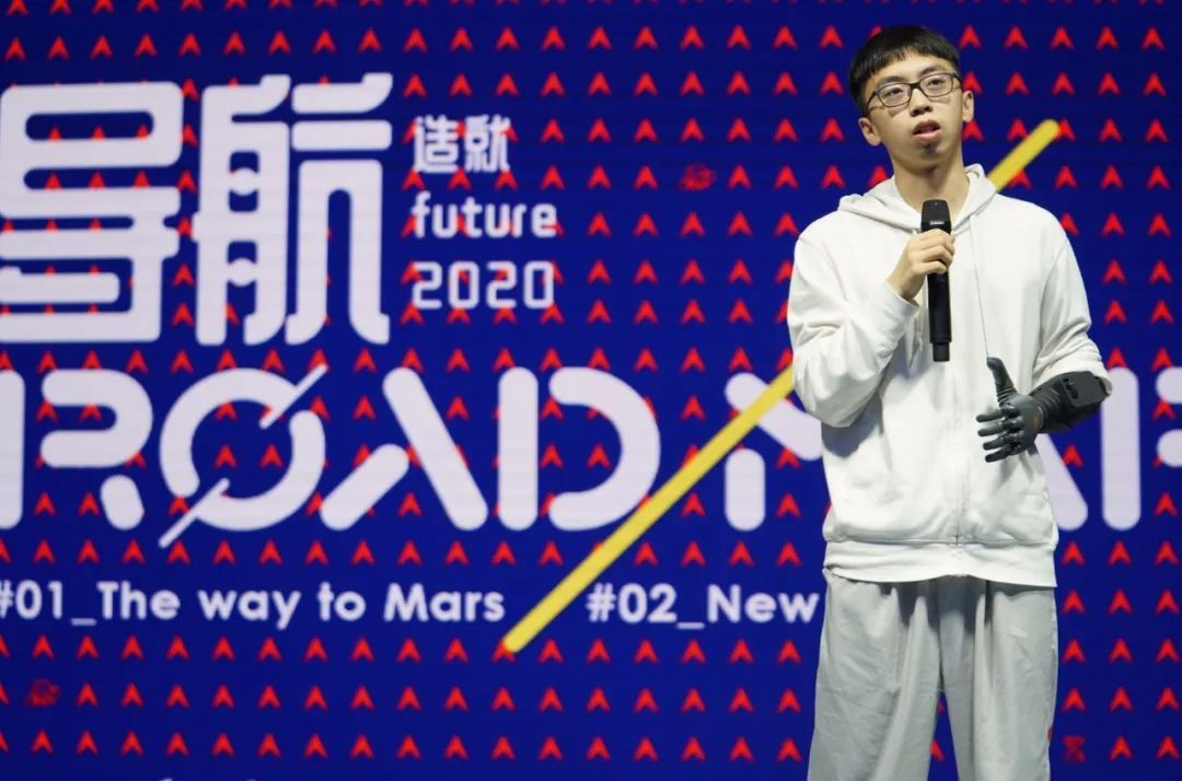 马斯克演示脑机接口植入猪脑,马斯克与比尔盖茨对人类的贡献