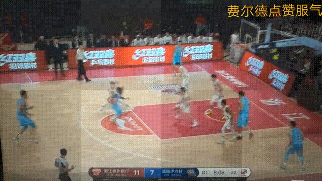 这球咋打？62声哨吹懵球员，阿的江：咋吹的？费尔德：教练忍住