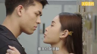 扒开衣服，这女人杀疯了