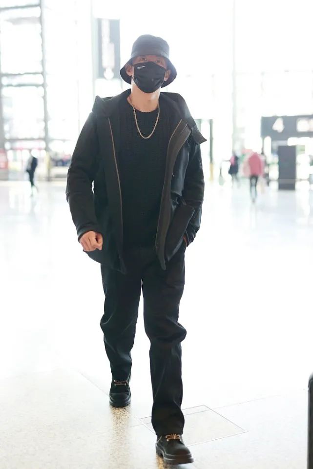 黄景瑜黑色的皮马甲怎么配好看,黄景瑜穿搭技巧