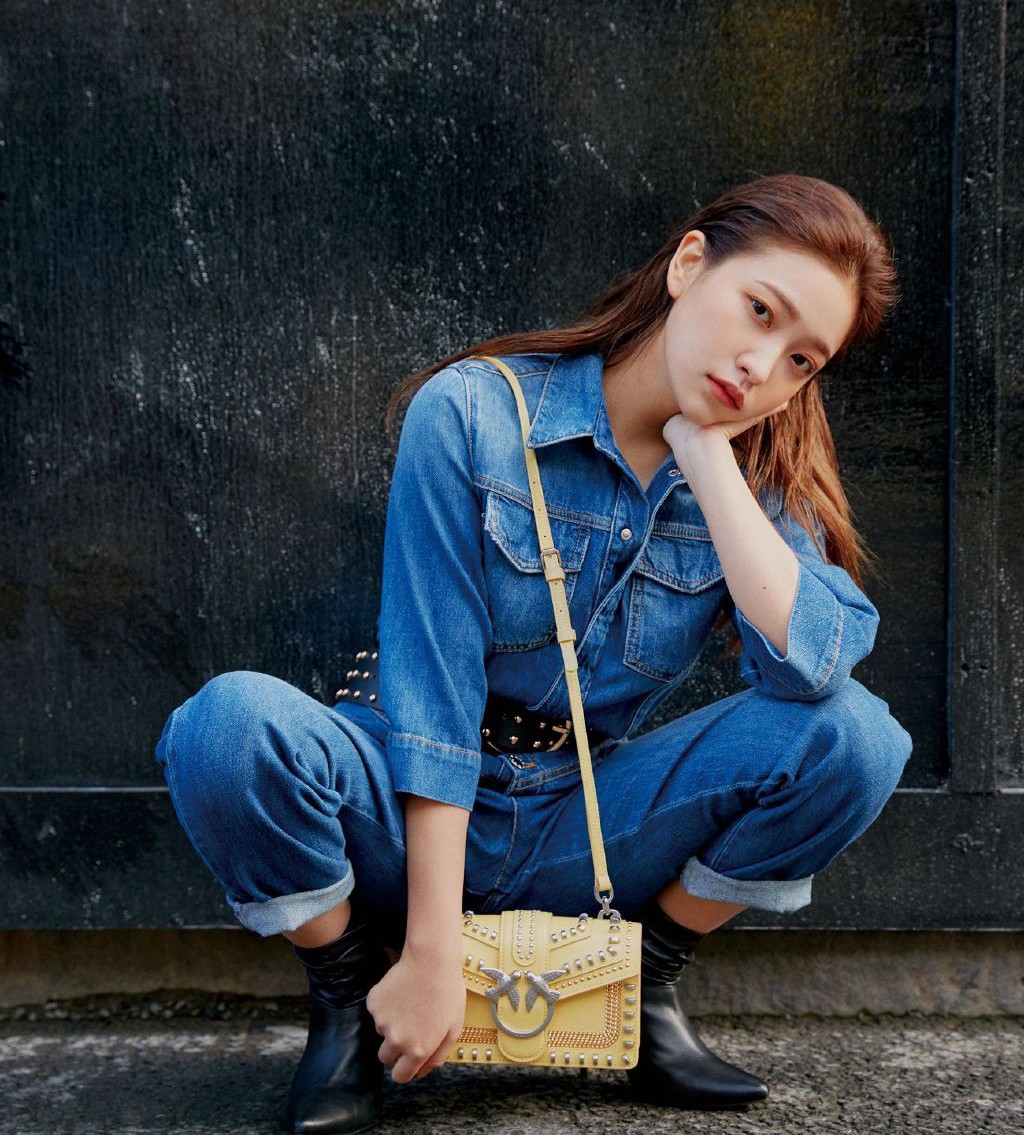 她是韩国大势女团忙内，穿宝蓝牛仔连体裤出镜，背头更显精致五官