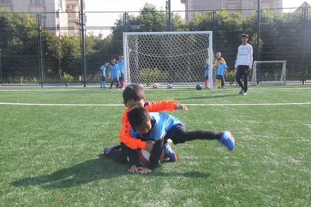 昆明青少年足球暑假培训班,昆明暑假儿童足球训练营封闭式