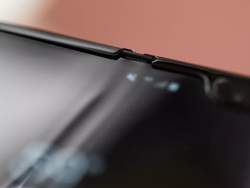 三星fold一代屏幕有条白线,三星galaxyfold内屏有一条亮线