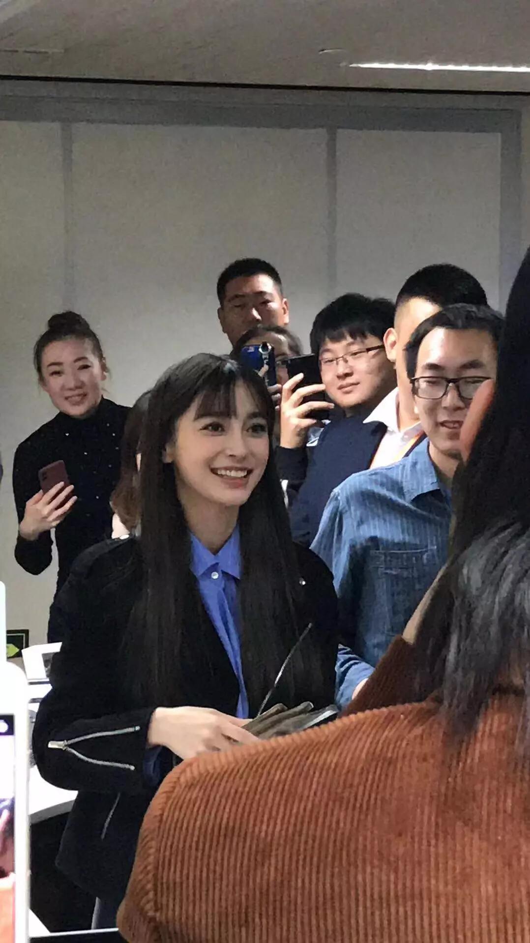 baby摔倒杨幂大笑视频,ab和杨幂红毯