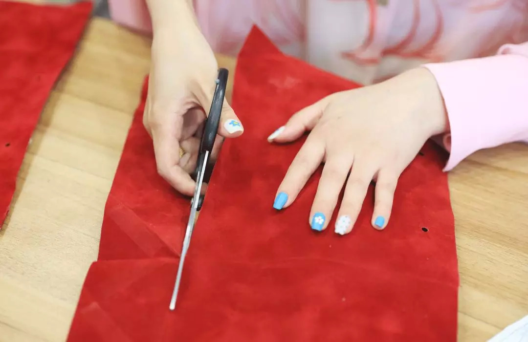 废旧纸袋如何做收纳包包,大牌纸袋斜挎包包改造教程