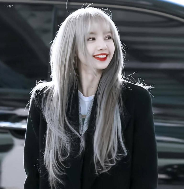 lisa近照法令纹明显鼻子大,lisa留斜刘海被指大变样