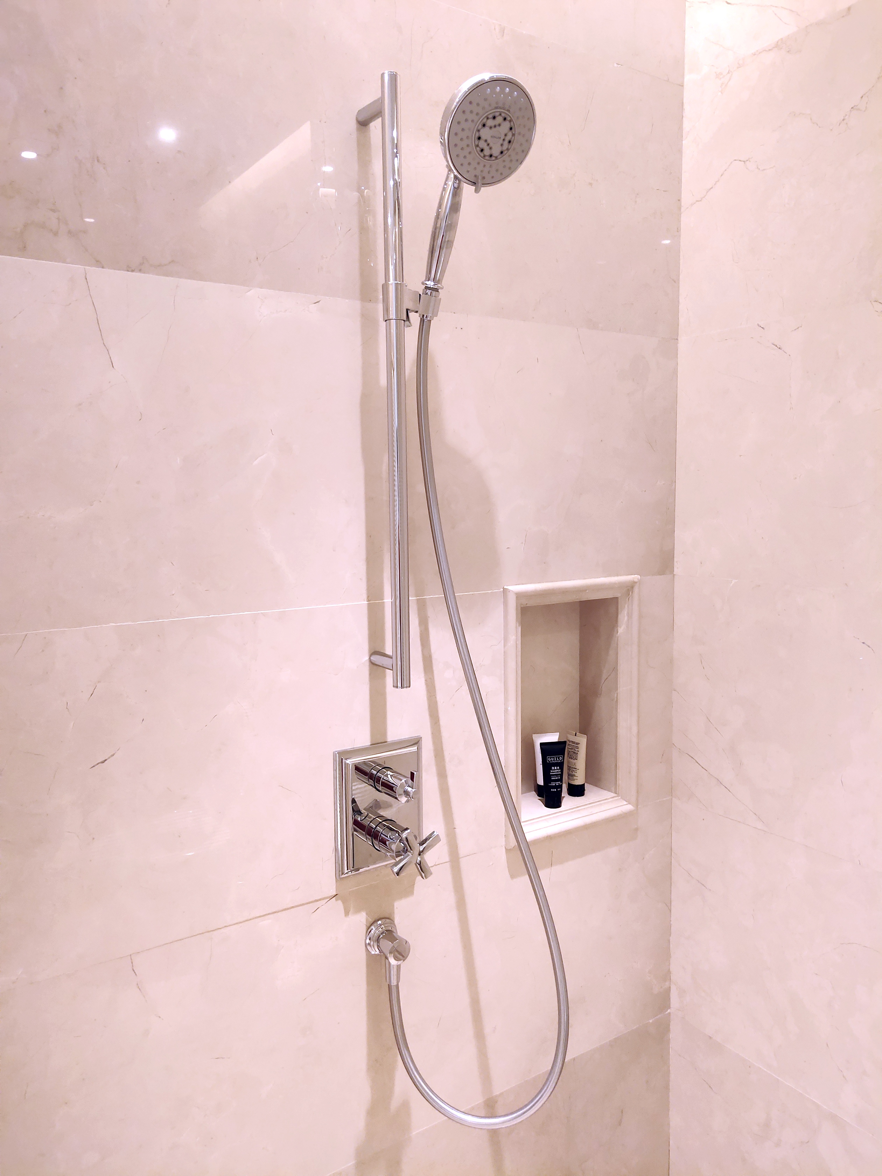 卫浴柜和浴缸哪个好用一些,卫浴选购