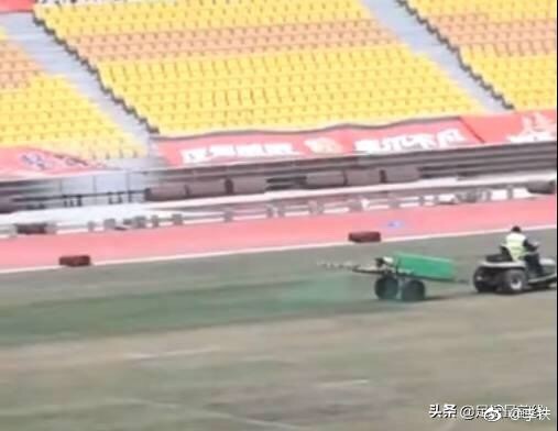 李铁谈延期:自己都觉得丢人球场运营商不能只想着赚钱