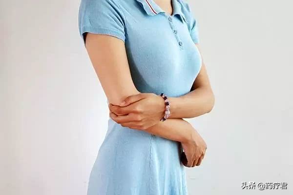 女生脚有股酸臭味怎么回事,为什么无缘无故身上有股屎臭味