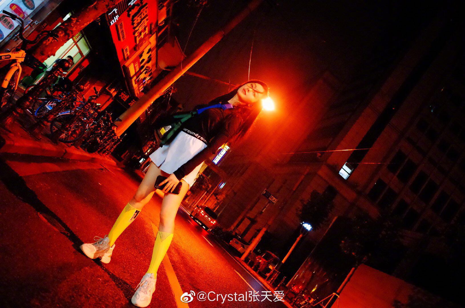 张天爱红色长袜,张天爱分享足球袜穿搭秘籍