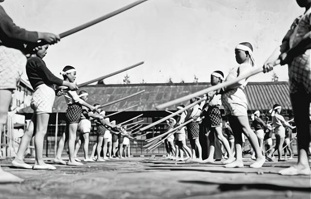 二战时期日本女人有多凶狠,二战中的日本在干啥