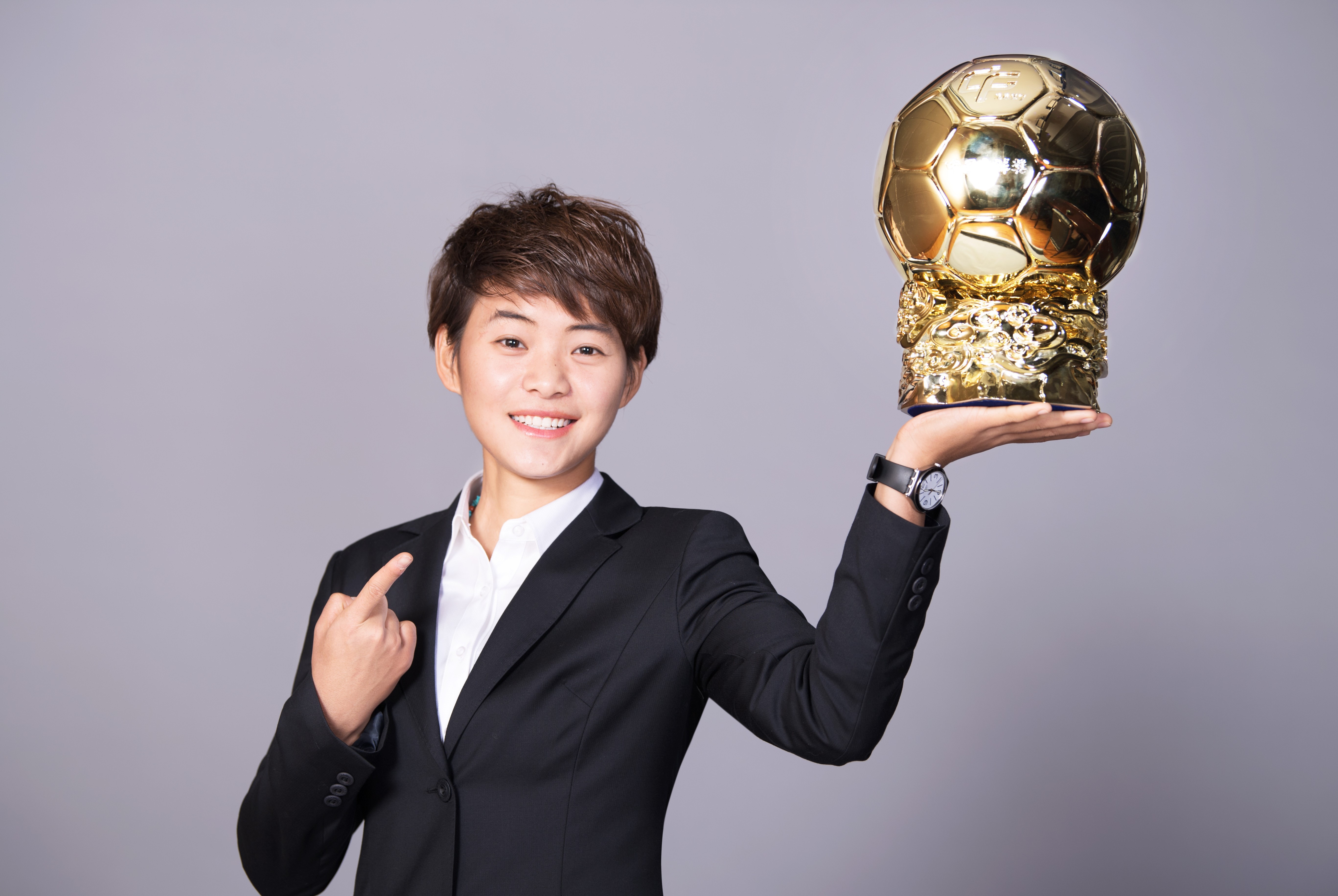 足球小姐扶贫巴黎，为何国内表现平平？中庸之道真的适用足球？