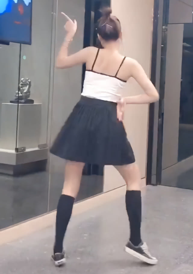 裙子配半截袜穿搭,夏天怎样搭配小裙子和腿袜