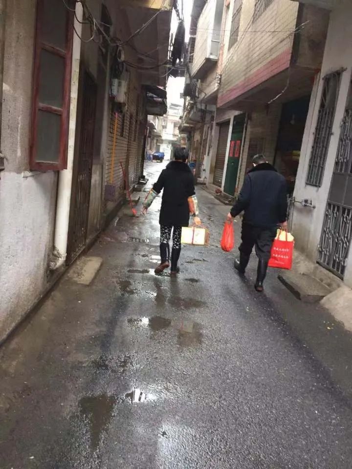 防疫战中的志愿者送菜,战疫党员志愿者在一线