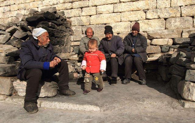 墙根蹲着的老大爷,墙根下的老人视频