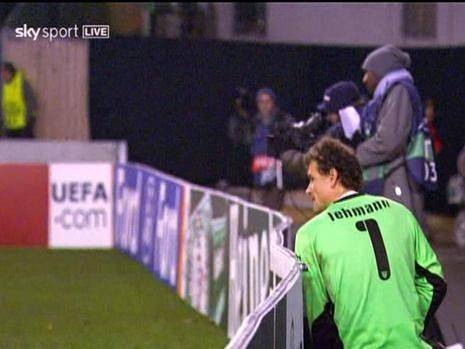 足球场上那些尴尬搞笑瞬间,足球场上令人尴尬的几个瞬间