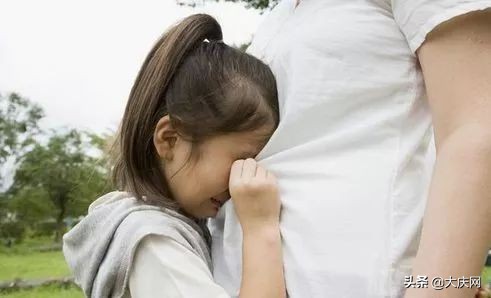 女儿被男同学弹肩,女儿被人校园欺凌爸爸报仇