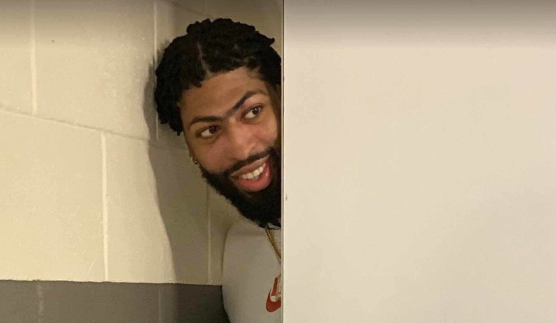 别再相信忠诚了！洛杉矶豪门大变天，詹姆斯成为资历最老的球员