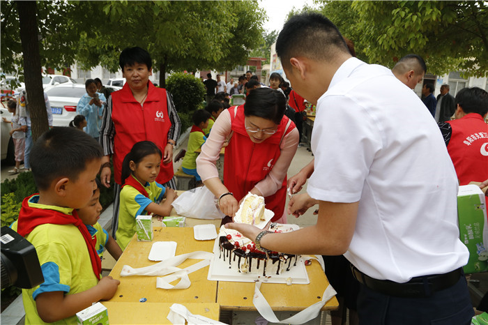 六一儿童节献爱心慰问活动,关爱困境儿童六一慰问暖童心