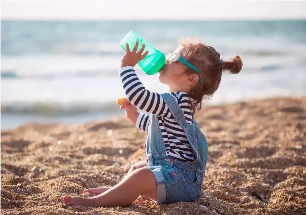 六个月宝宝可以用碗直接喝水吗,喝奶粉的宝宝前六个月需要喝水吗