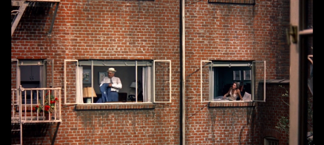 希区柯克经典电影后窗,希区柯克后窗艺术