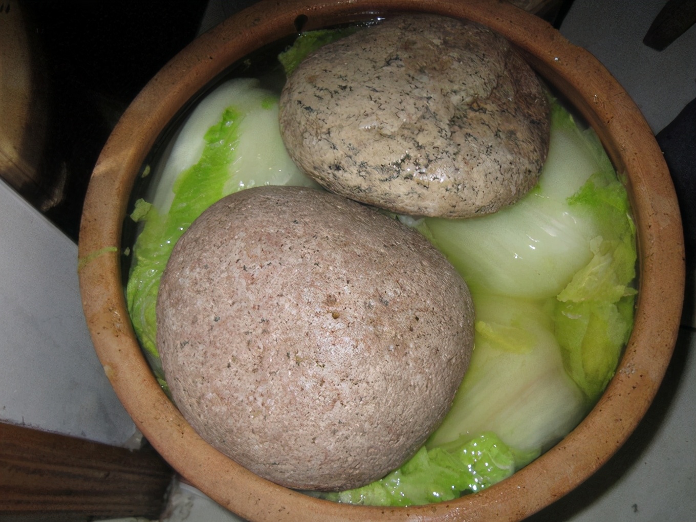 酸菜坛里有一层白泡沫怎么去除,自制酸菜表面一层白膜是怎么回事