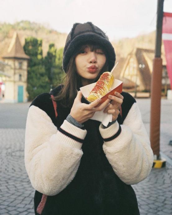 lisa慵懒风t恤加牛仔裤穿搭,lisa机场穿搭大衣牛仔裤