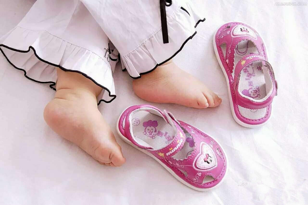 保护孩子脚选什么鞋子,宝宝穿什么鞋子不伤害脚部