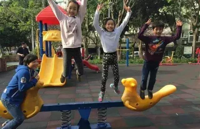 大s和小s二女儿买衣服,小s被大s吐槽