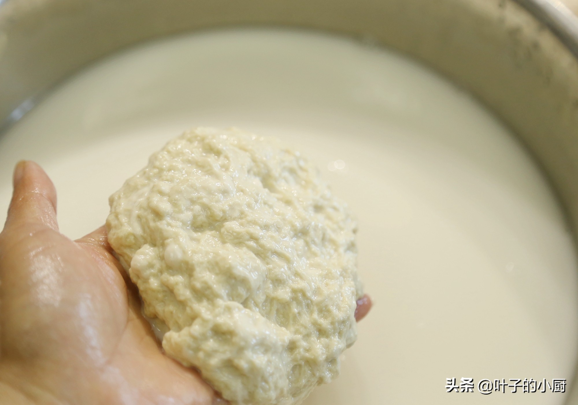 又到了吃凉皮擀面皮的季节,凉皮又软又劲道