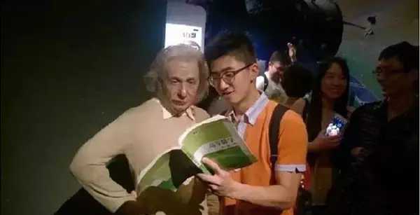 一进门就看见小蜜蜂在追着神奇女侠