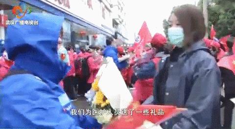 最高的礼遇最深的敬意,最高礼遇迎接英雄凯旋路人鸣笛